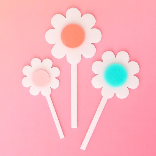 Daisy cake topper